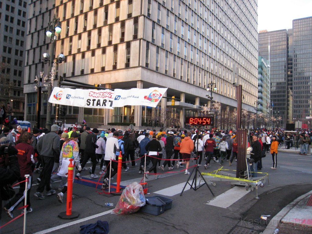 Detroit Turkey Trot 2008 10K 0210.jpg - It took me 4 minutes and 55 seconds to get to the start of the race from the time the gun went off, and I was in the early part of the pack!